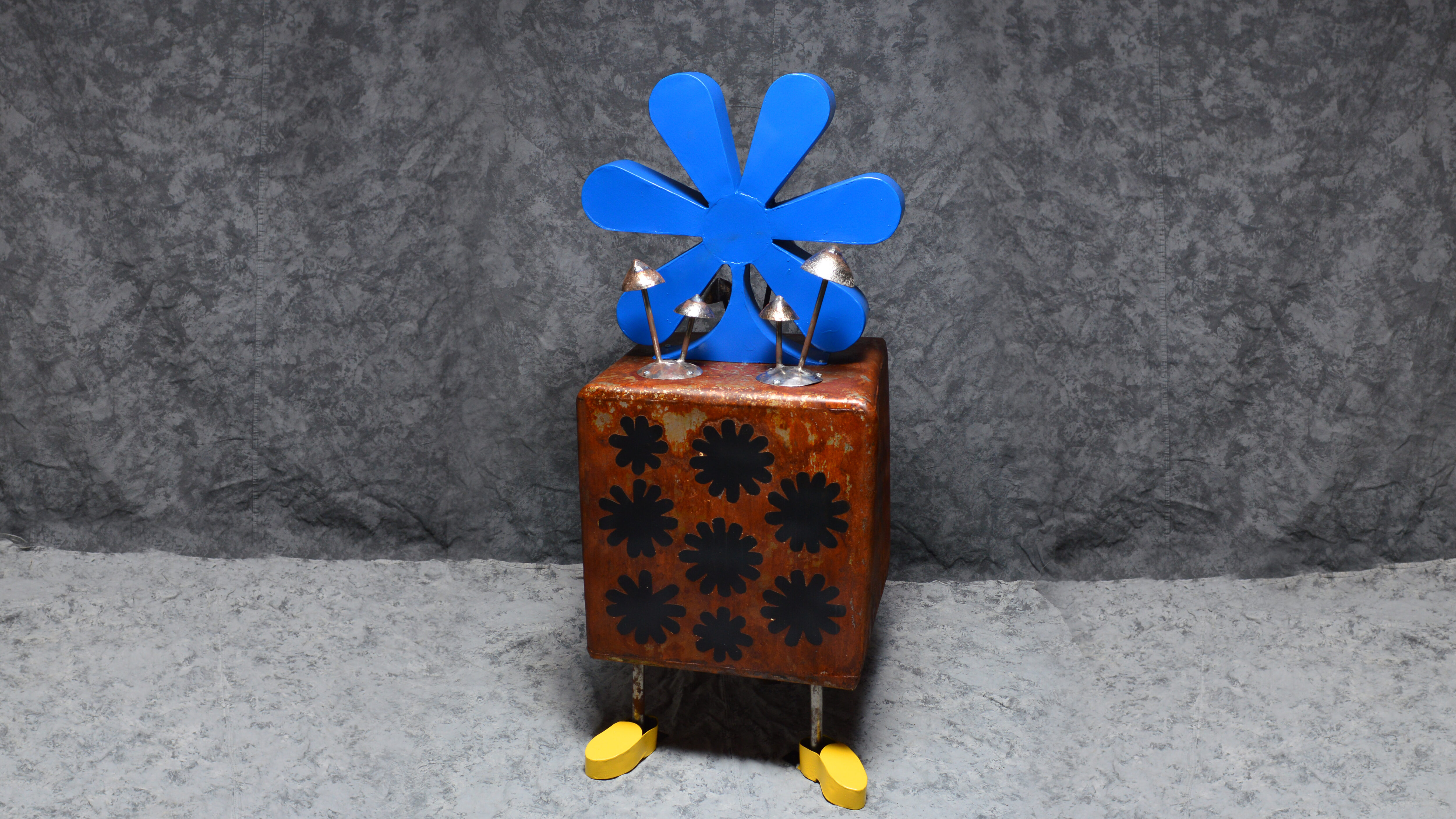 Fleur Omnucular sculpture